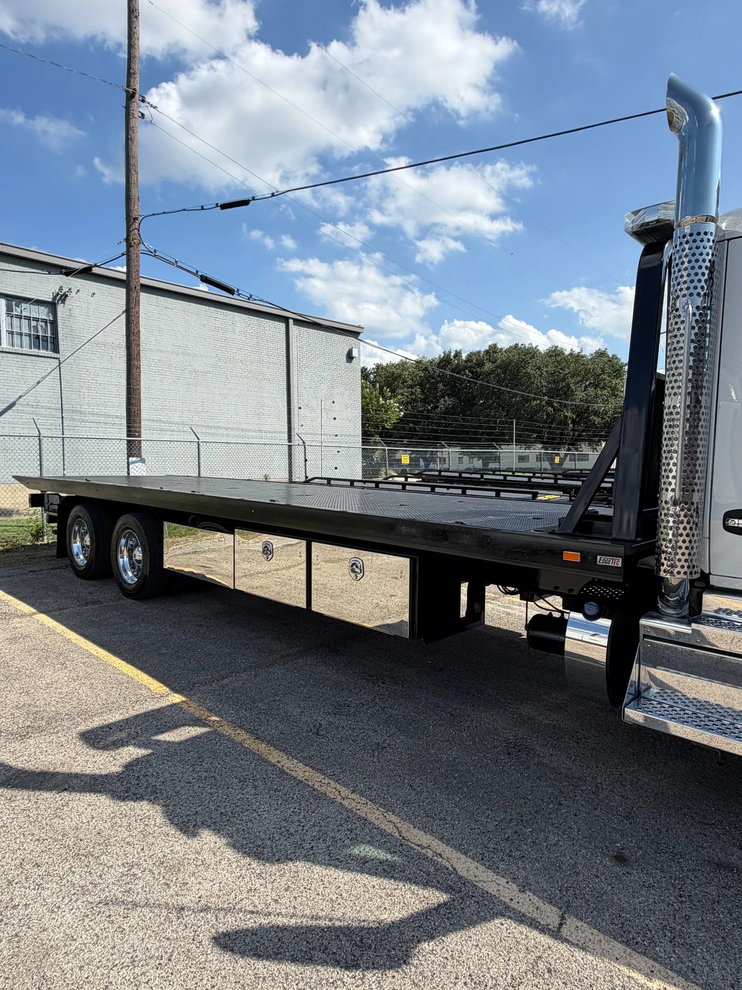 2024 Kenworth T880 w/ Century 30 Series 28'
