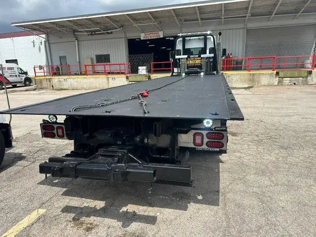 2023 Kenworth T800 w/ Century 30 Series 28'