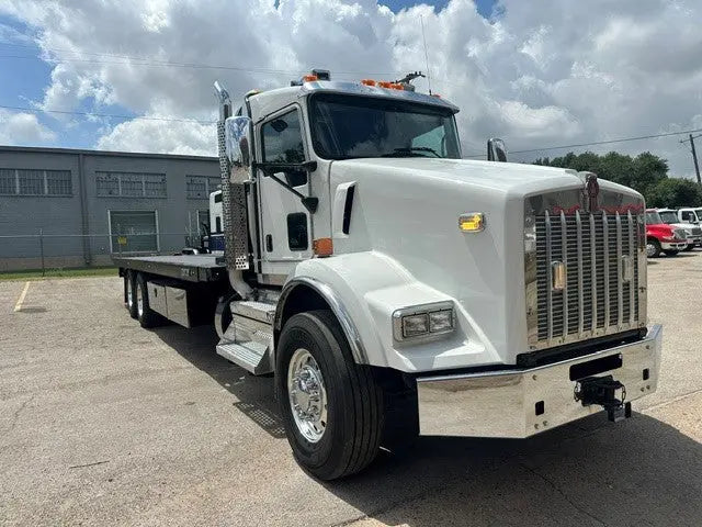 2023 Kenworth T800 w/ Century 30 Series 28'