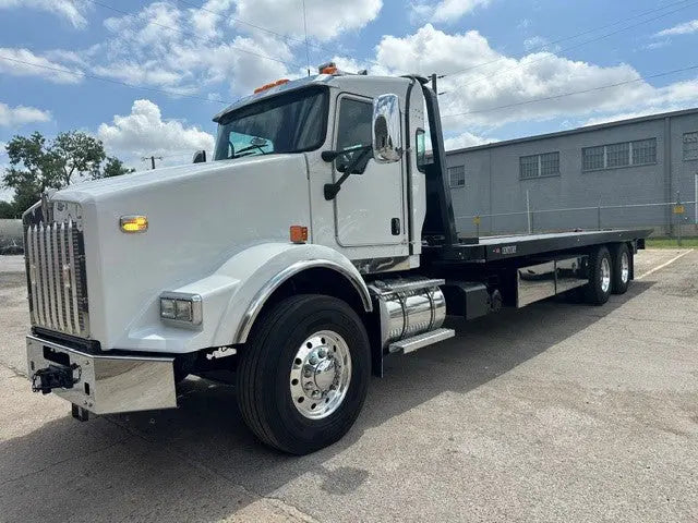2023 Kenworth T800 w/ Century 30 Series 28'