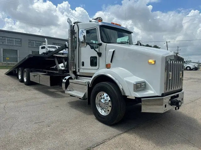 2023 Kenworth T800 w/ Century 30 Series 28'
