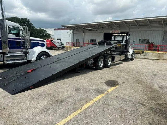 2023 Kenworth T800 w/ Century 30 Series 28'