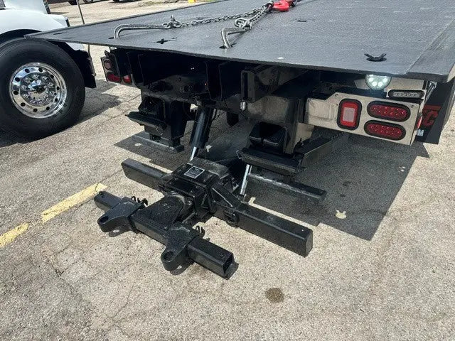 2023 Kenworth T800 w/ Century 30 Series 28'