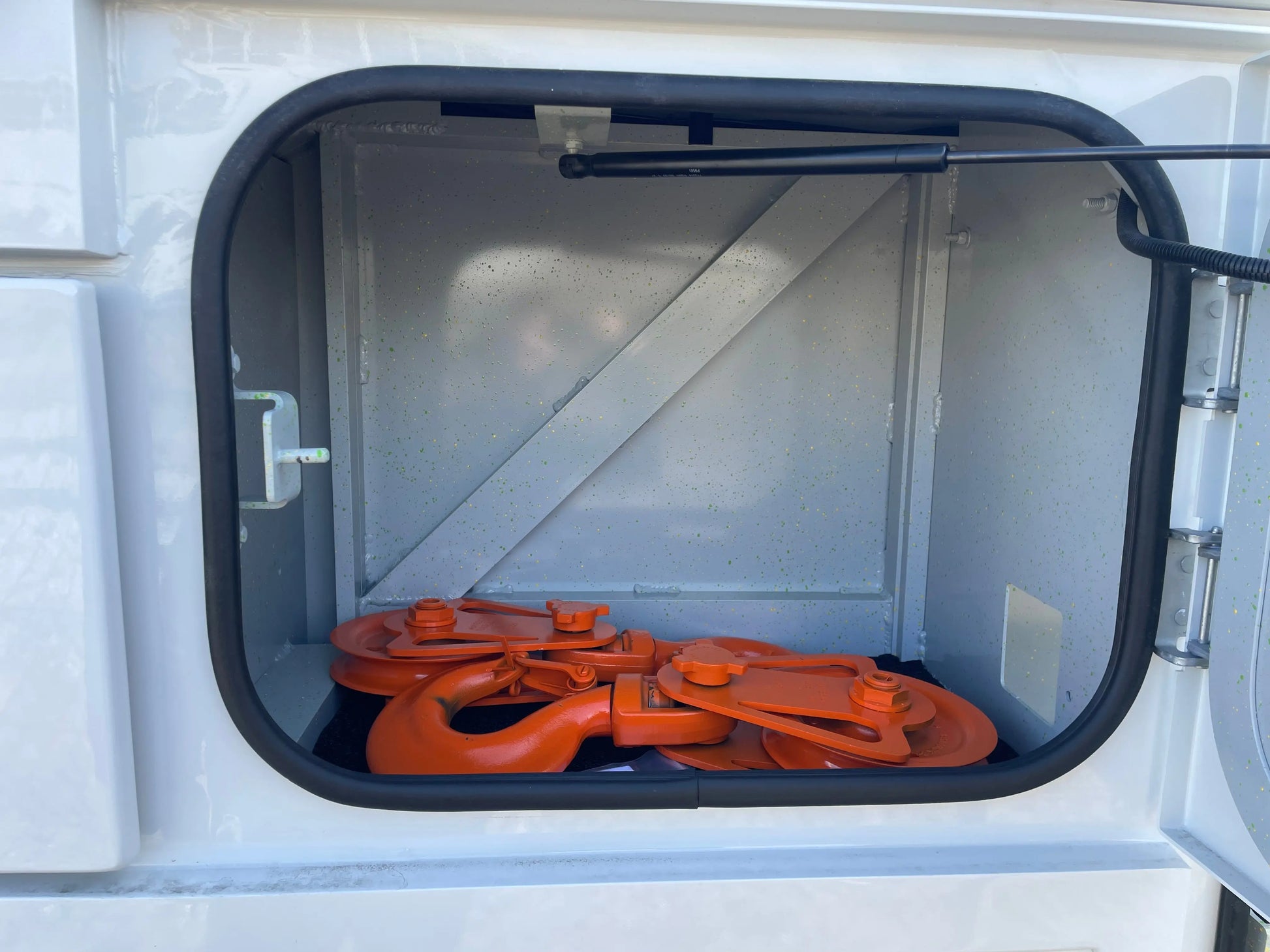 2026 Peterbilt 589 w/ Century 9055 Sales Units