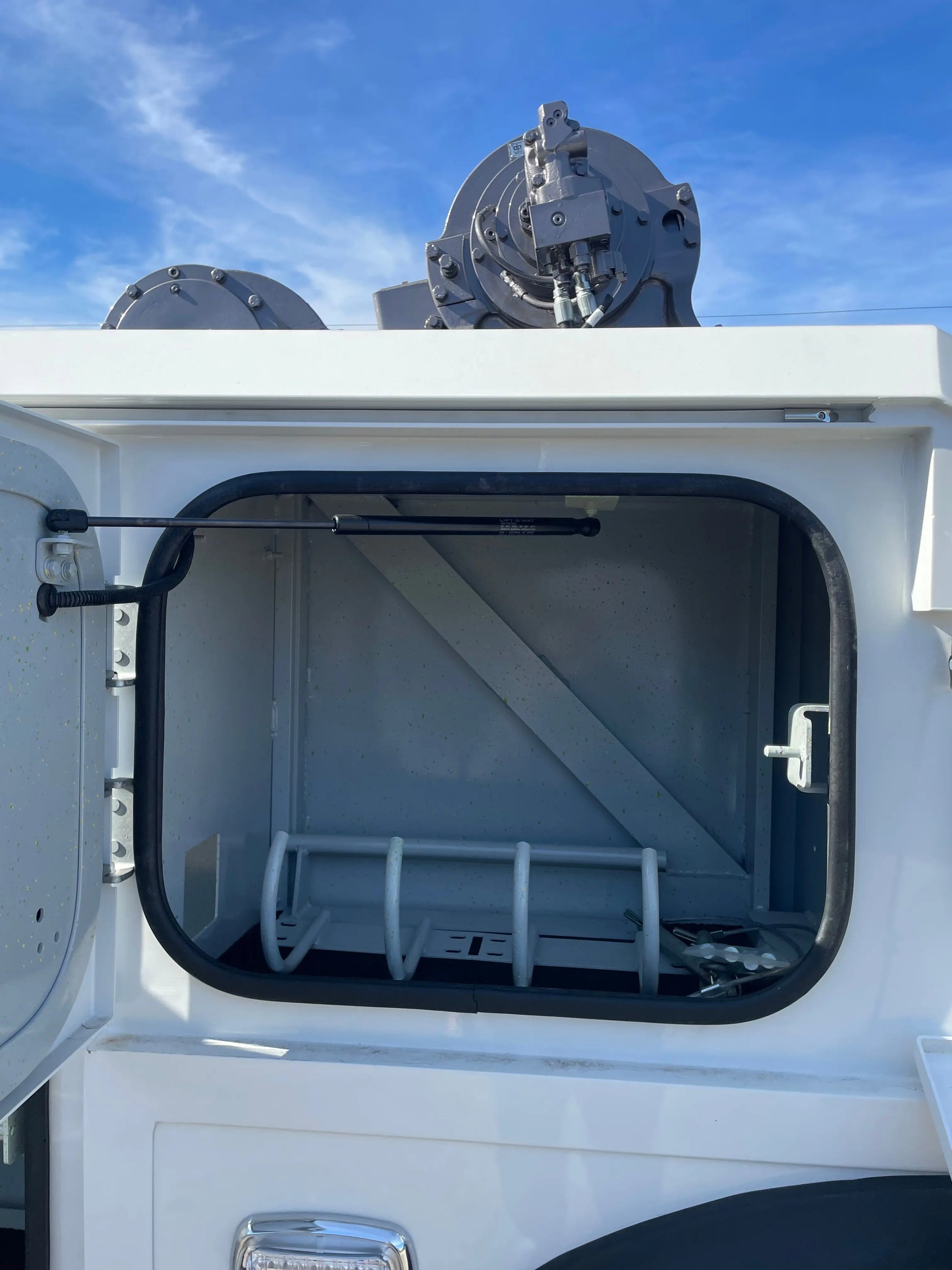 2026 Peterbilt 589 w/ Century 9055 Sales Units