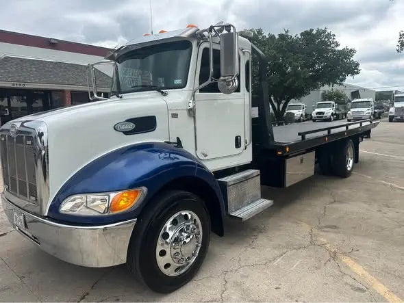 2016 Peterbilt 337 w/ Jerr-Dan Carrier