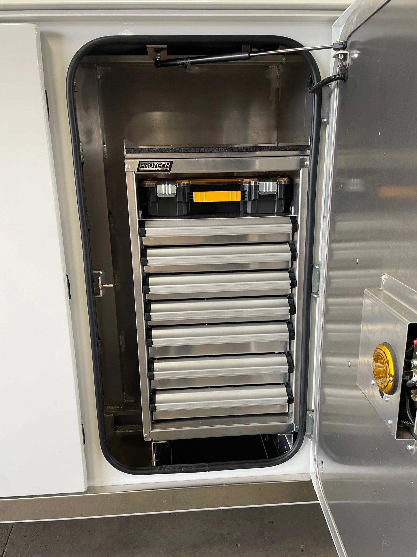 2026 Peterbilt 567 w/ Century 5130 Sales Units