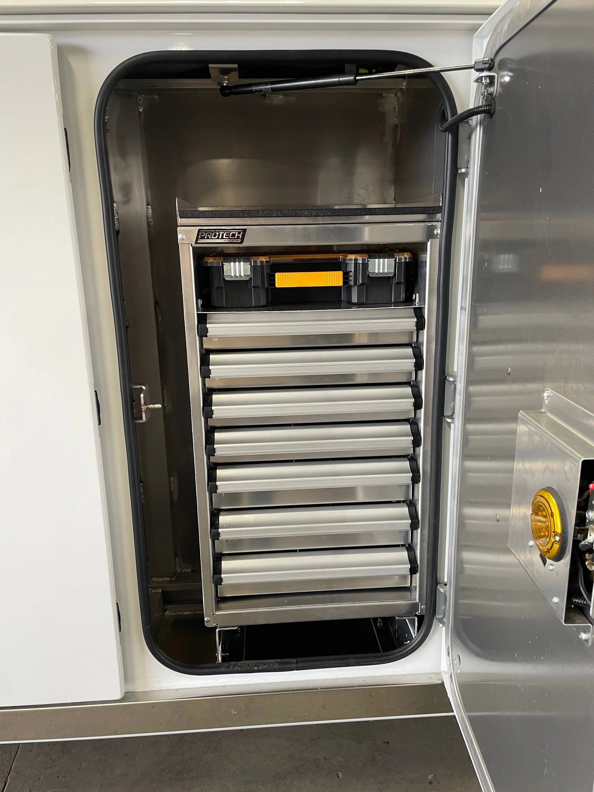 2026 Peterbilt 567 w/ Century 5130 Sales Units