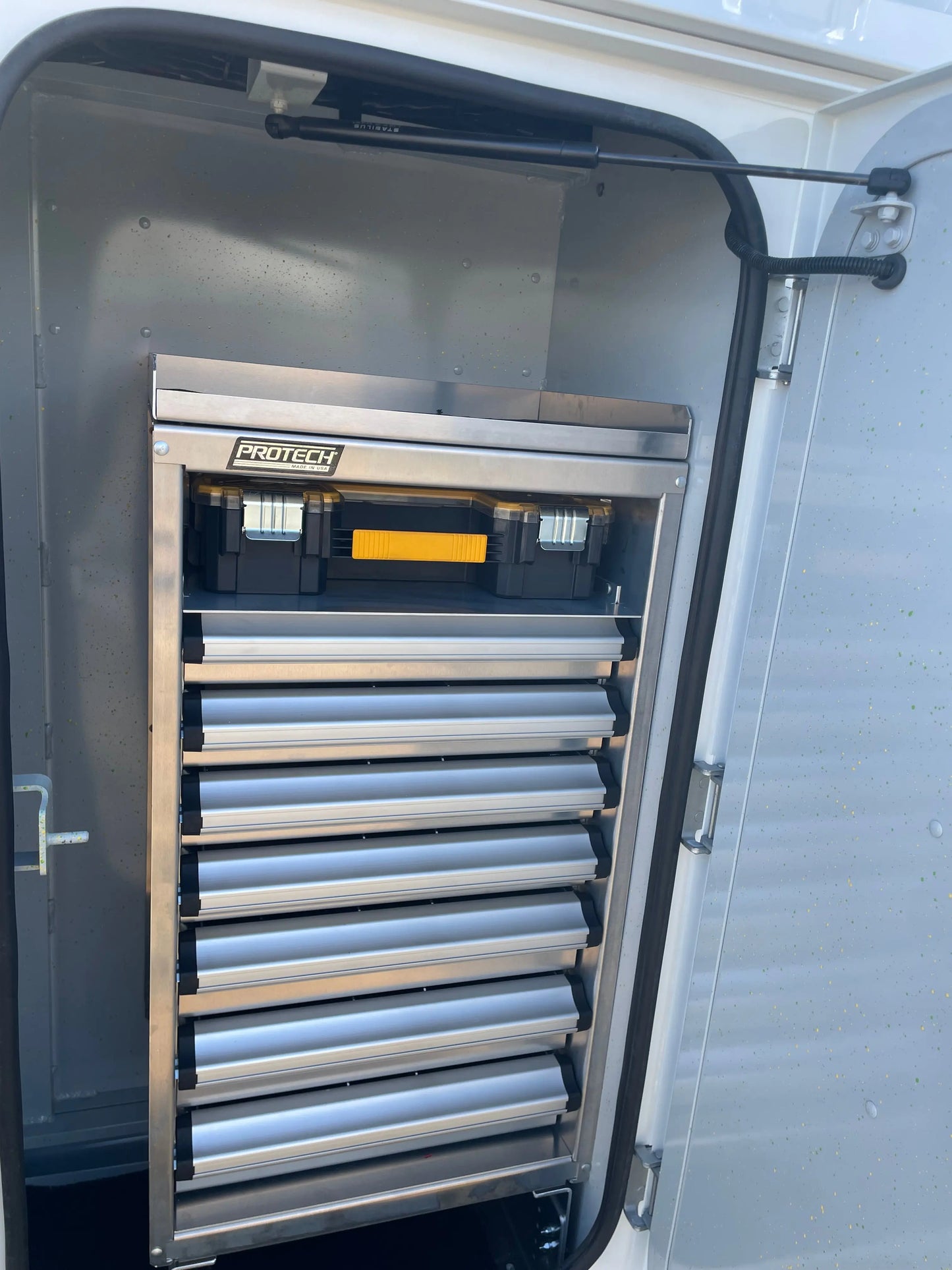 2026 Peterbilt 589 w/ Century 9055 Sales Units