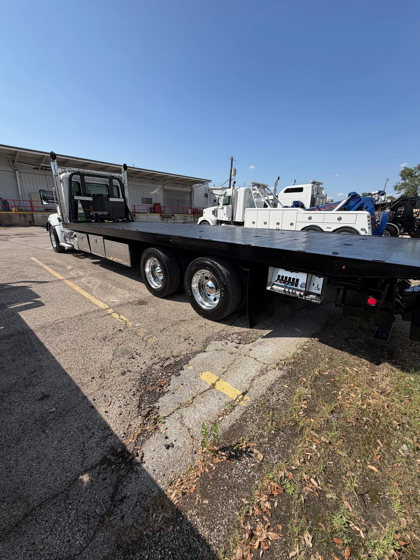 2024 Kenworth T880 w/ Century 30 Series 28'
