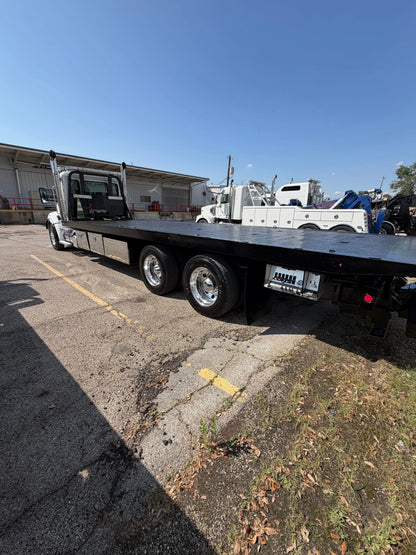2024 Kenworth T880 w/ Century 30 Series 28'