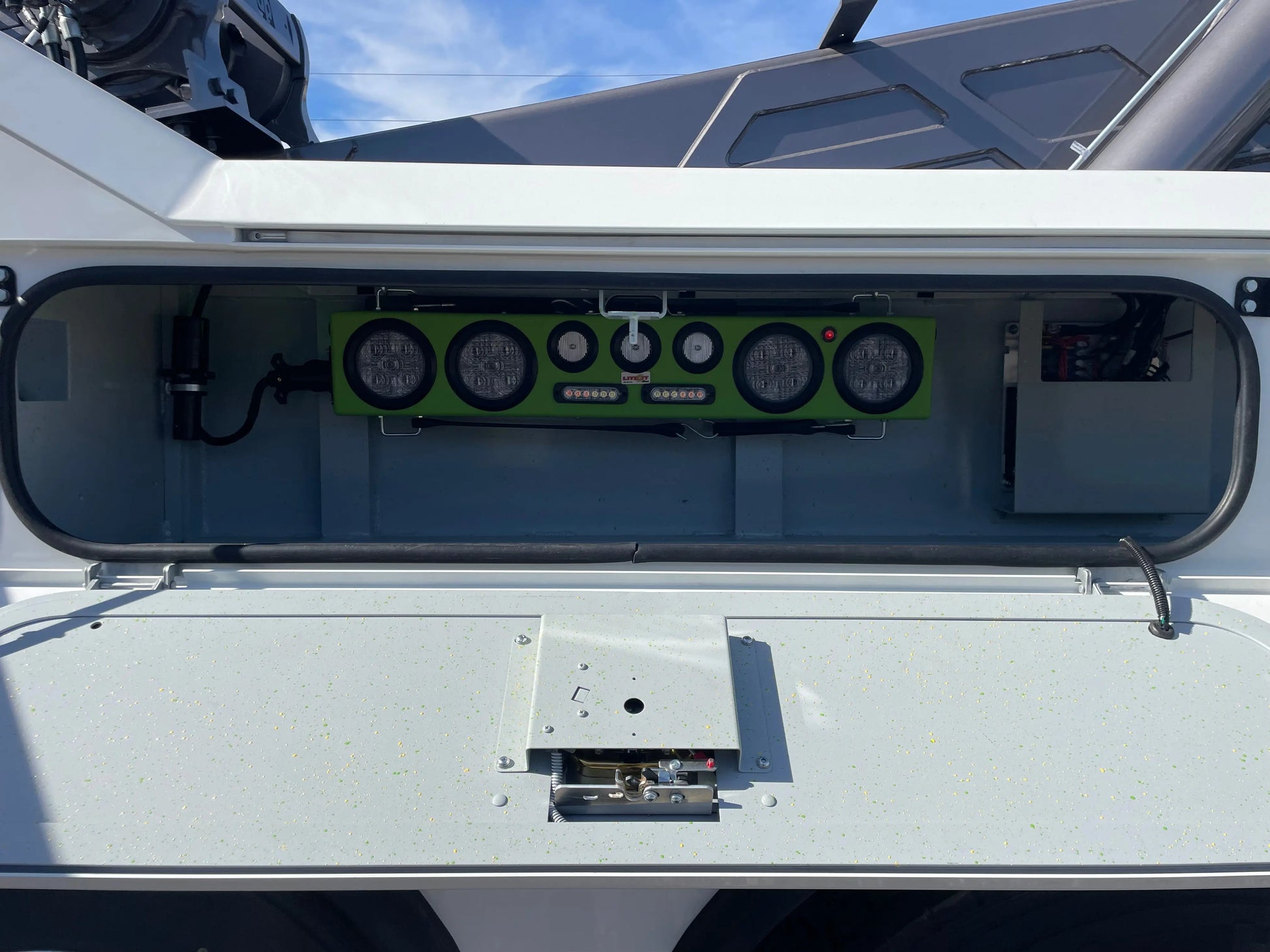 2026 Peterbilt 589 w/ Century 9055 Sales Units