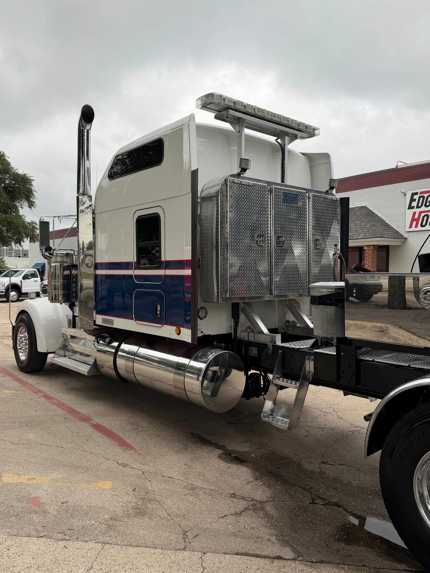 2024 Kenworth W900 w/ Holmes DTU