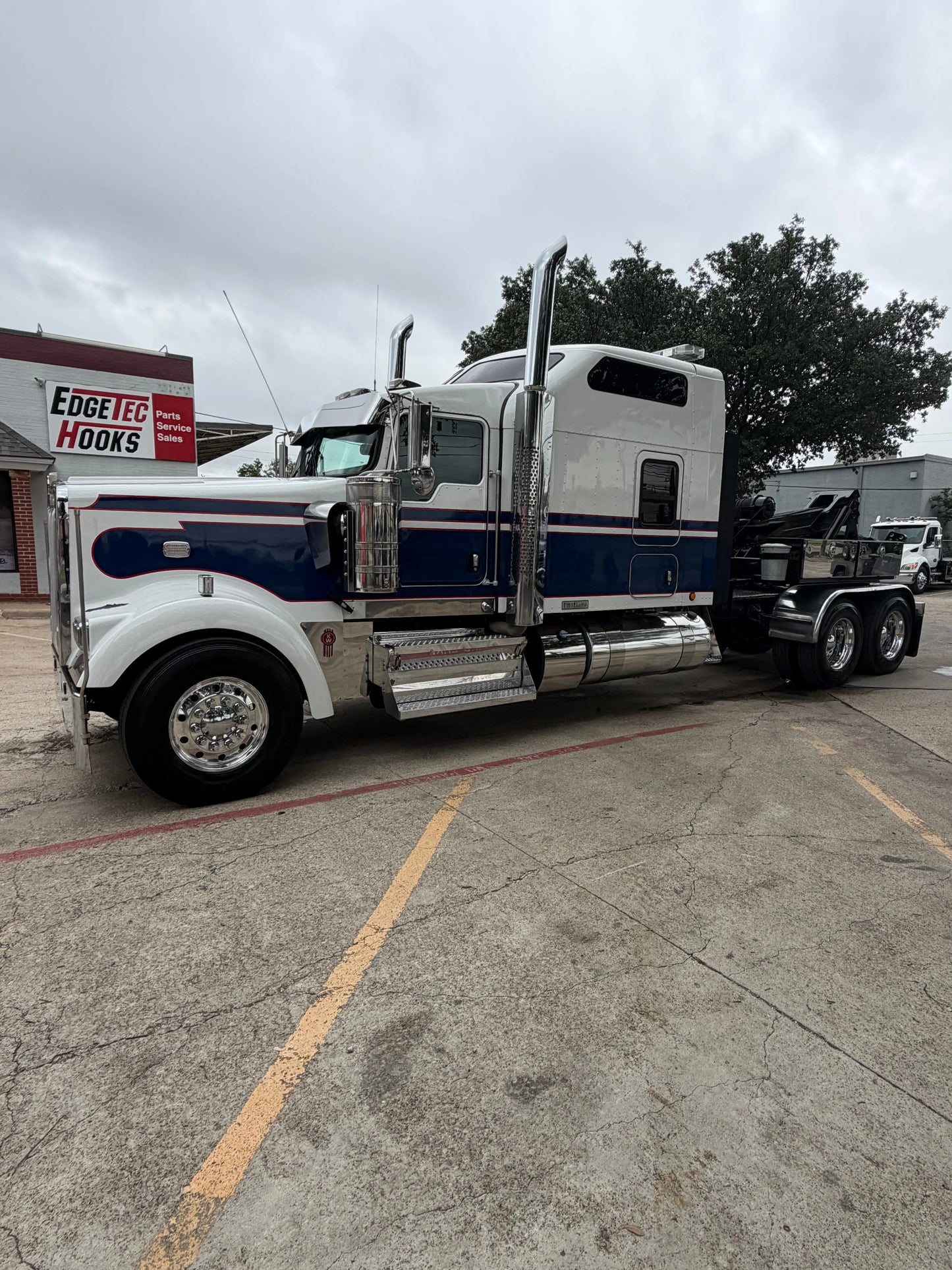2024 Kenworth W900 w/ Holmes DTU
