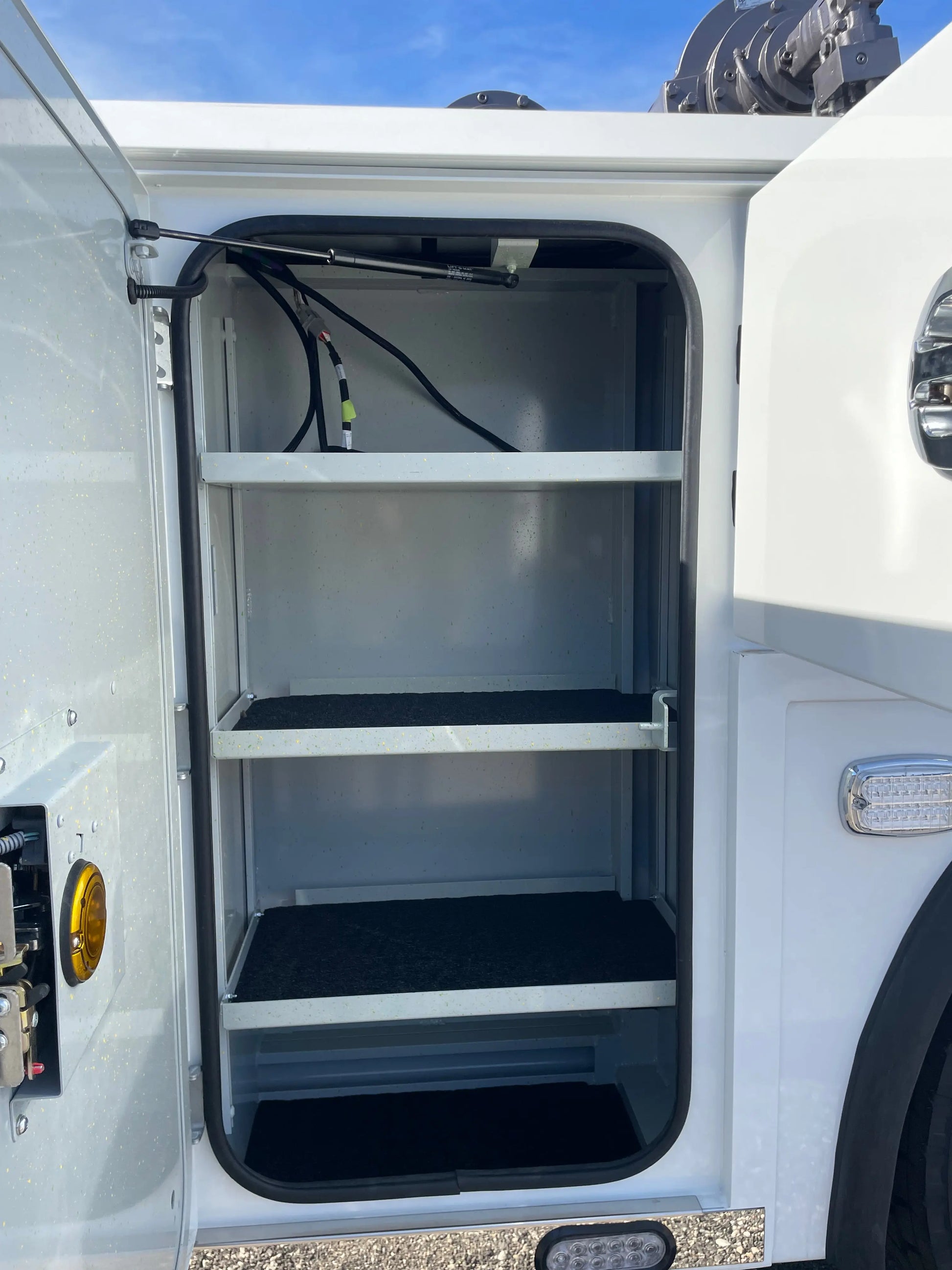 2026 Peterbilt 589 w/ Century 9055 Sales Units