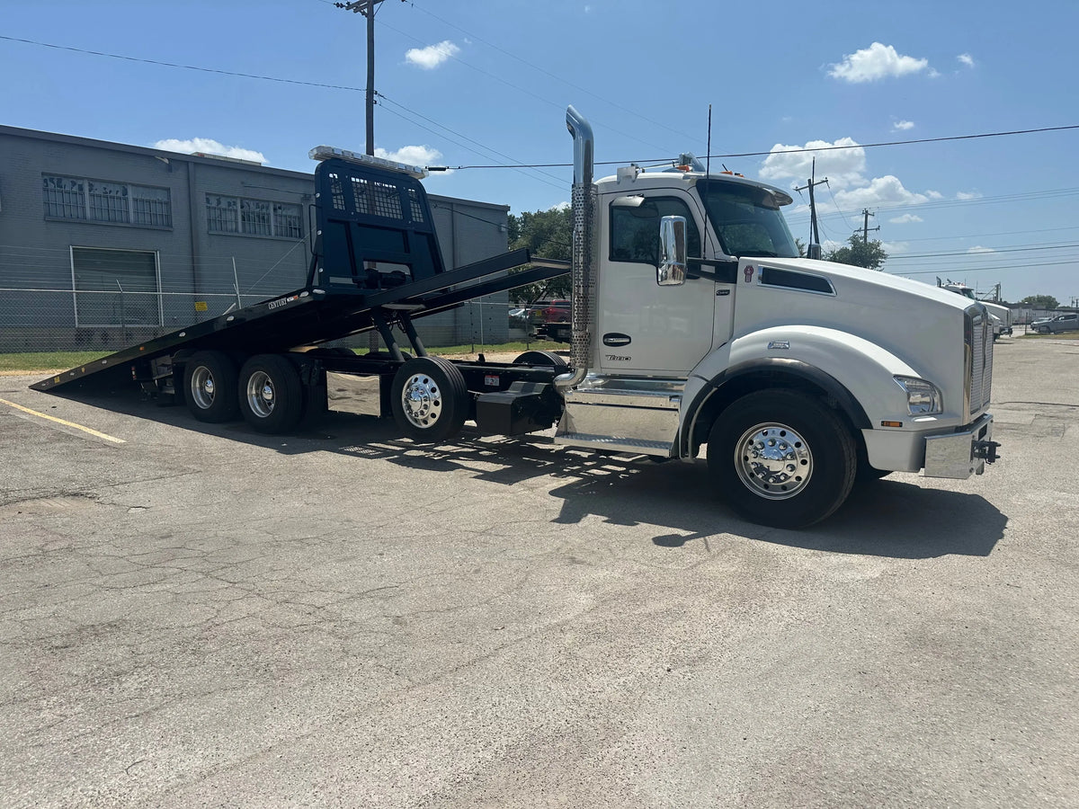 Kenworth T880 w/ Century 30 Series Carrier