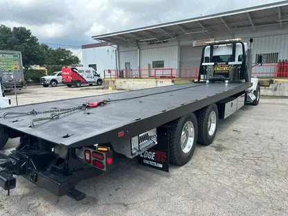 2023 Kenworth T800 w/ Century 30 Series 28'
