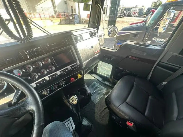 2024 Kenworth W900 w/ Holmes DTU