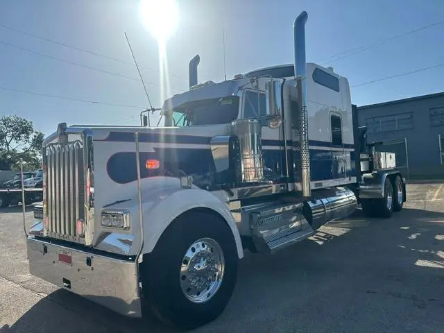 2024 Kenworth W900 w/ Holmes DTU