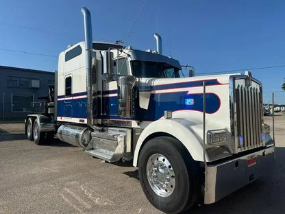 2024 Kenworth W900 w/ Holmes DTU