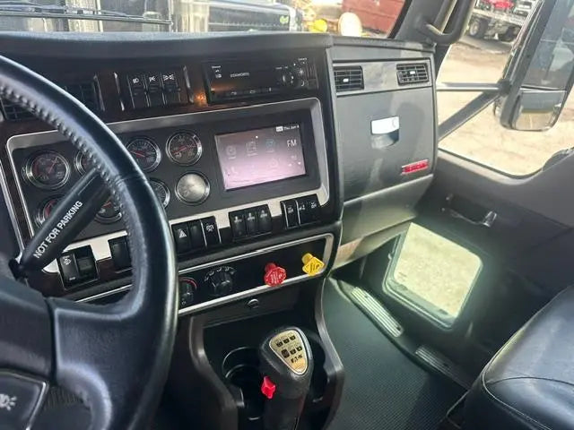 2023 Kenworth T800 w/ Century 30 Series 28'