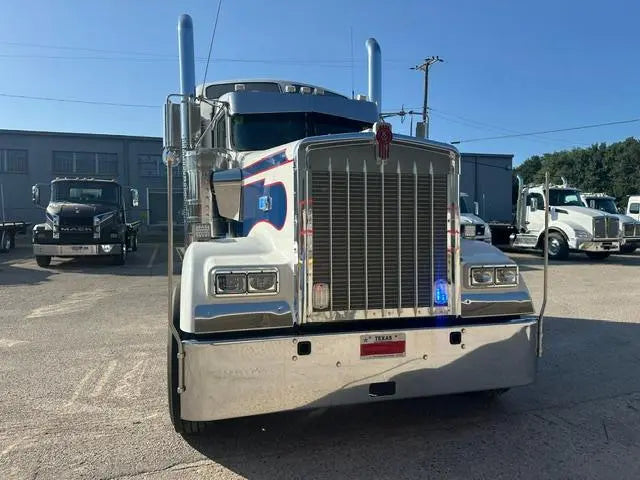 2024 Kenworth W900 w/ Holmes DTU